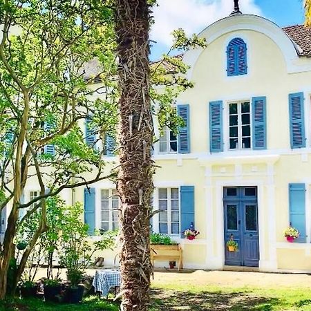 La Roulotte Du Chateau De Framboise Dumes Exterior foto